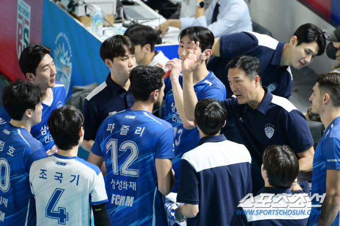 Grosdanov scored 27 points, Samsung Fire & Marine Insurance won the opening game 3-1 over KB Insurance, the head coach resigned.