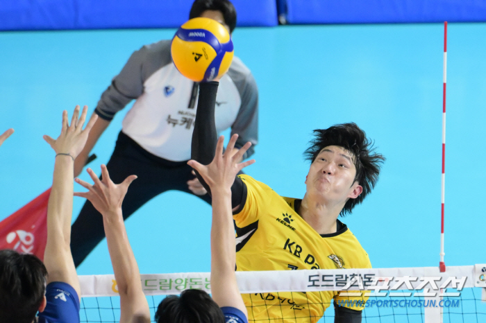 Grosdanov scored 27 points, Samsung Fire & Marine Insurance won the opening game 3-1 over KB Insurance, the head coach resigned.