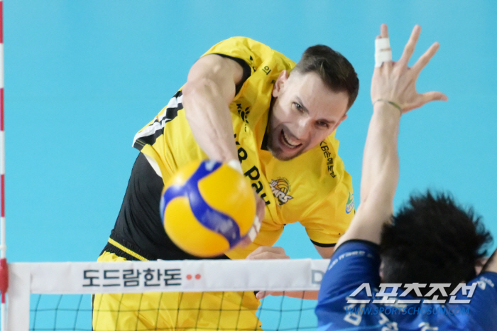 Grosdanov scored 27 points, Samsung Fire & Marine Insurance won the opening game 3-1 over KB Insurance, the head coach resigned.