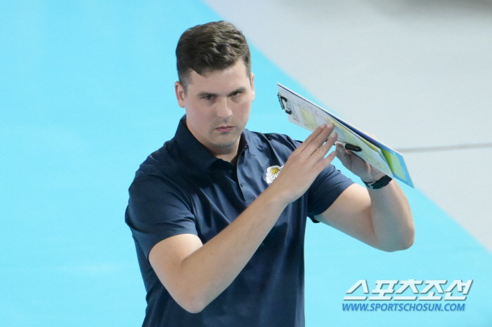 Grosdanov scored 27 points, Samsung Fire & Marine Insurance won the opening game 3-1 over KB Insurance, the head coach resigned.