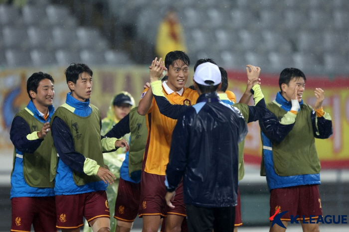 Lee Jung-hyo, who was furious about 'Why kick a long ball', was quite good after the game' Thumbs up