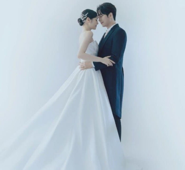  Kim Yu-na ♥ Ko Woo-rim, who unveiled an undisclosed wedding pictorial, celebrates her 2nd wedding anniversary