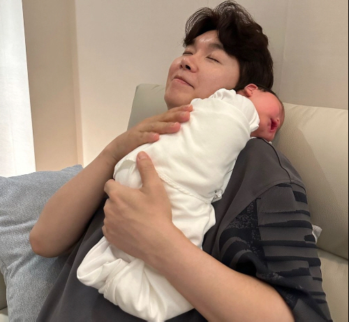  Park Soo-hong who gave his daughter abalone 'Dad's arms'Full of smiles'