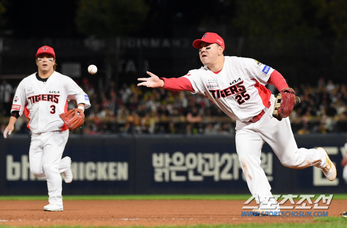 KS rare record '1 hit 2 mistakes'→ 1st baseman groping, pitcher groping → Samsung's first score 