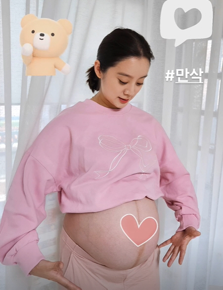 Wonder Girls' Hyerim has a full-term belly...Ready to give birth to an 