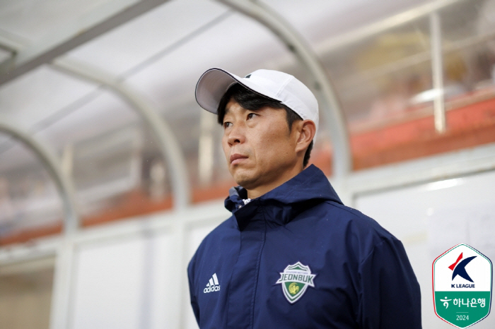 Director Kim Doo-hyun is on the verge of losing three games in a row. 'I'm sorry...'I'm frustrated that I can't take advantage of the chance...'