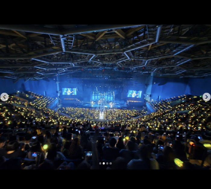 Lee Hong-ki Releases Photos of Taiwan's Performance Without Choi Min-hwan 'I Got Power from My Friend'
