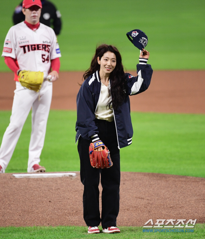  Park Shinhye 'Powerful first pitch and bold greeting'