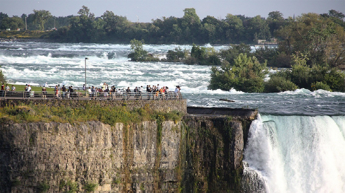 U.S. women throw themselves to Niagara Falls with their 5-month-old and 9-year-old children 'Shock'