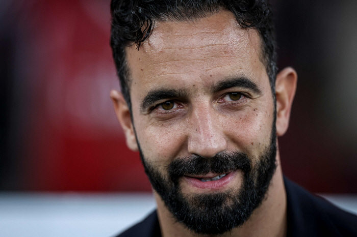 Manchester United in crisis chose the '39-year-old Portuguese genius coach' Amorim...Contracted until 2027, joining the team on the 11th