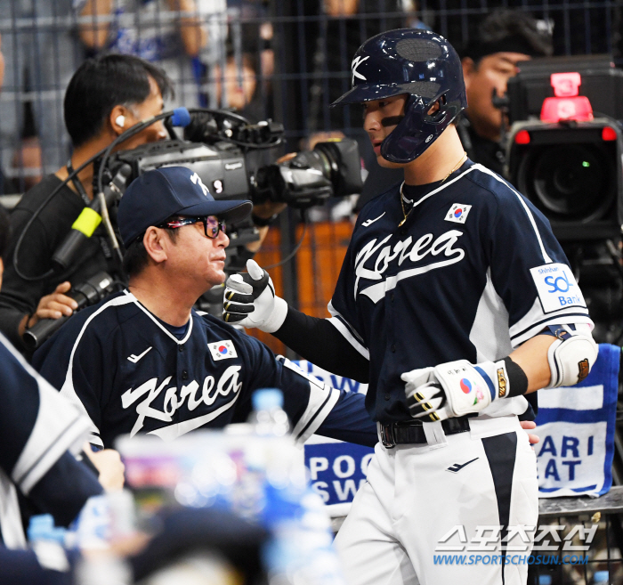 'Probably the strongest' Cuban hit all the starters and scored eight consecutive hitters... Korea 2-0 → 13 to 3, 2 consecutive wins. 'Ryu Joong Il-ho'Premier 12 semifinal hopes revealed