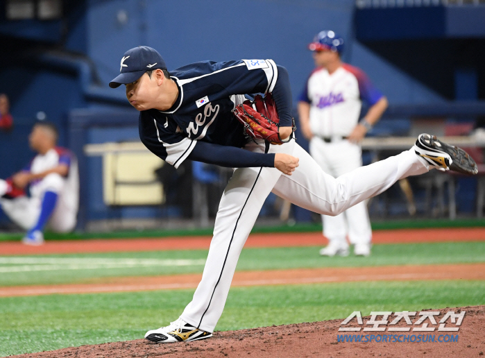 'Probably the strongest' Cuban hit all the starters and scored eight consecutive hitters... Korea 2-0 → 13 to 3, 2 consecutive wins. 'Ryu Joong Il-ho'Premier 12 semifinal hopes revealed