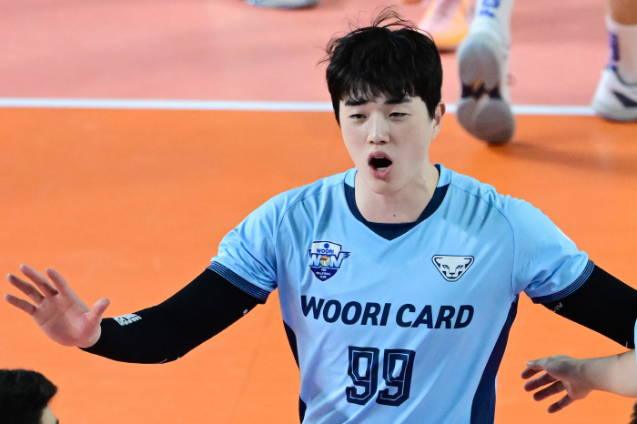 4 consecutive serve aces in 5 sets 9-9! Two teams' bloodshed, Woori Card Ali finished itSamsung Fire & Marine Insurance has lost three consecutive games. 