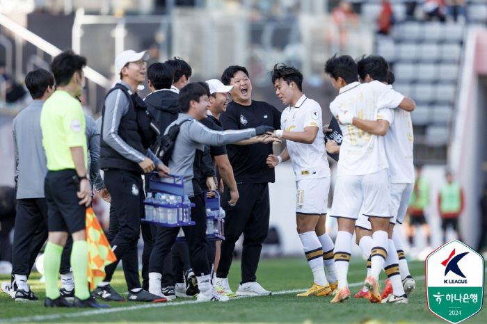 'Kim Shin-jin's debut goal  Byun Kyung-joon's 1 goal - 2 assists' E-Land won 3-0 against Gyeongnam...Foundation's 2nd PO line confirmed  secured at least 3rd place 'Dan's best performance'