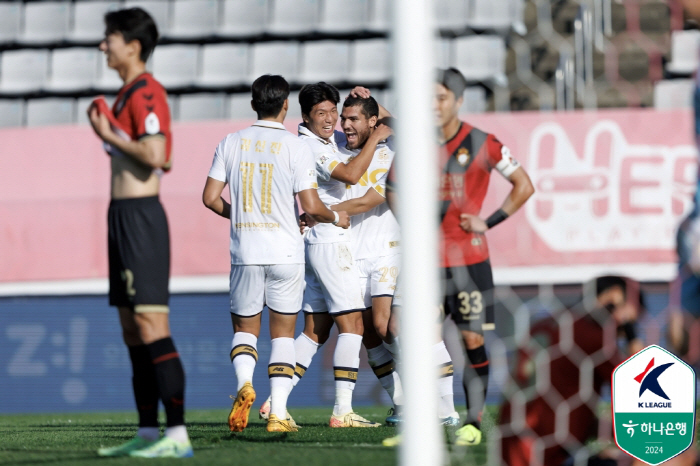 'Kim Shin-jin's debut goal  Byun Kyung-joon's 1 goal - 2 assists' E-Land won 3-0 against Gyeongnam...Foundation's 2nd PO line confirmed  secured at least 3rd place 'Dan's best performance'