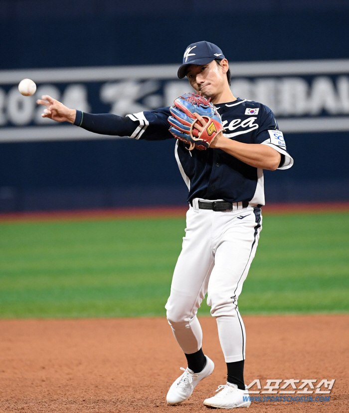 Yook Sung player → pinch runner → second base main player → first national team → It turns out that both inside and outside. Key player 'Cinderella'