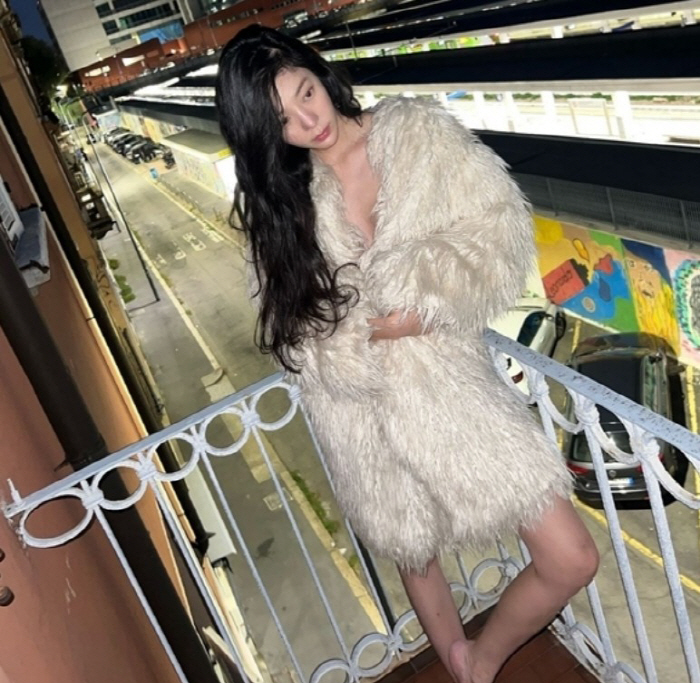 Jang Jae-in Stuns with Unconventional Style in Milan Ahead of New Song