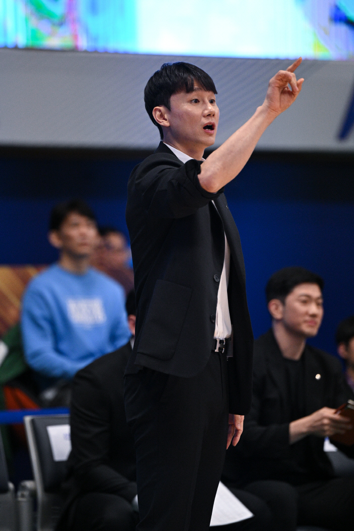  Impressed to win his first win of the season, acting Shinhan Bank coach Lee Si-joon 'I was emotional to see the director like it.'