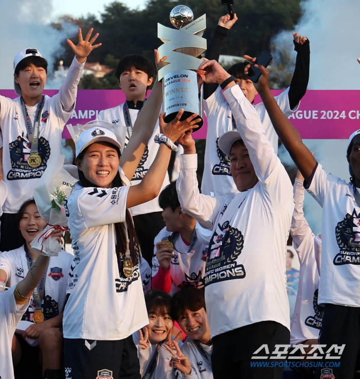 Suwon FC women who have won the title for the first time in 14 years and are in tears...Coach Park Gil-young