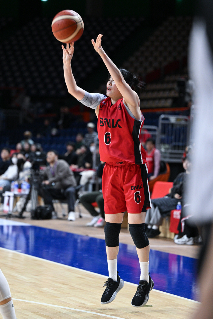 BNK, who scored the most points in Lee So-hee's season, won all five games in the first round with Hana Bank's sacrifice