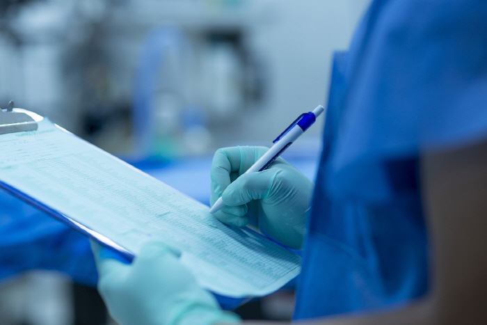 A woman who underwent plastic surgery 6 times in 24 hours will finally die, what's the hospital's explanation?