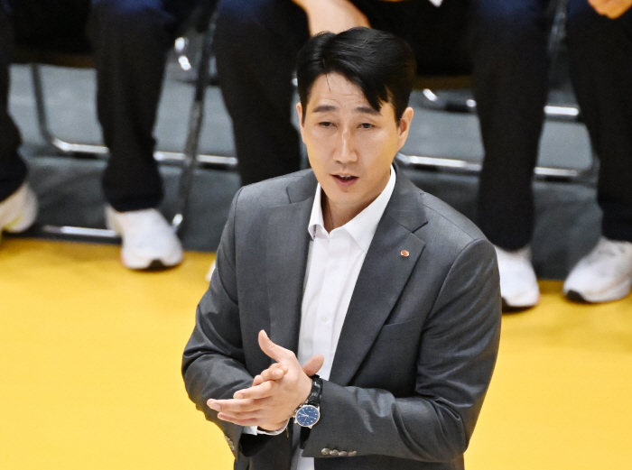 Director Kwon Young Min, who went into 'Trying to hang in there', changed his suitWhen will 'Elian' come? 