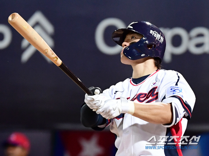 'Do Young, you have to live a sweat' Now everyone's cheering for the national hitter, the grand slam responsible for the victory, and five RBIs