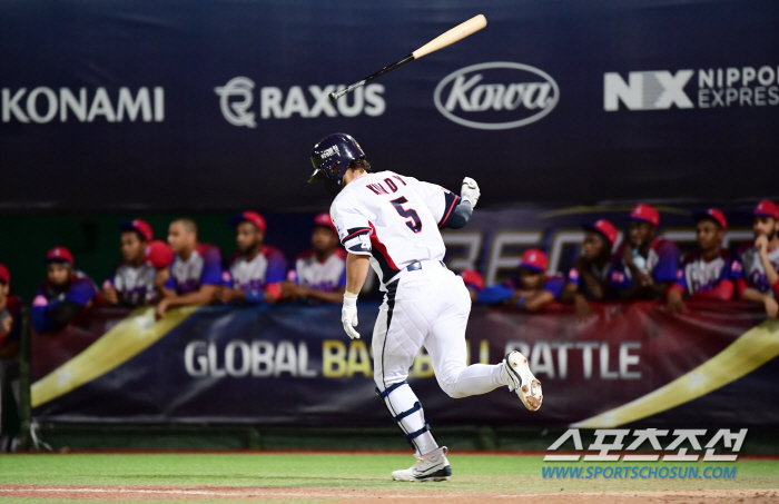'Do Young, you have to live a sweat' Now everyone's cheering for the national hitter, the grand slam responsible for the victory, and five RBIs