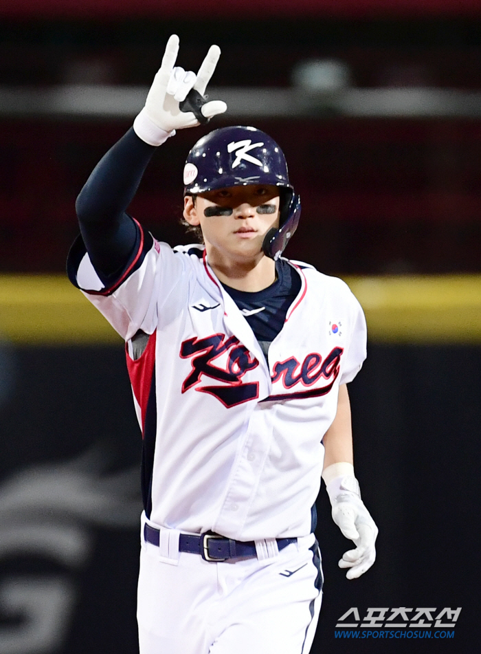 'Do Young, you have to live a sweat' Now everyone's cheering for the national hitter, the grand slam responsible for the victory, and five RBIs
