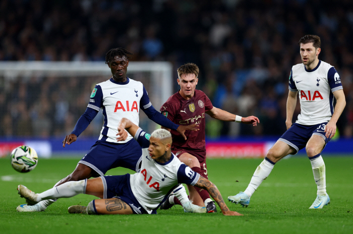 Shocking! During Tottenham's game, the referee confirms the reservation for the 'drug party' Controversial referee, even a ghost story