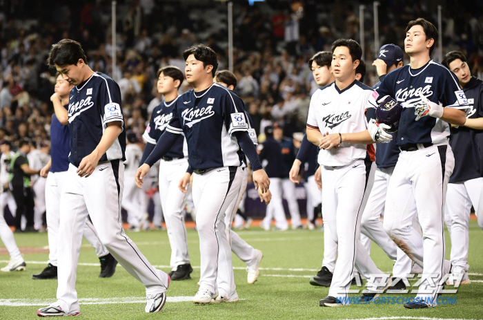 Taiwan also has a difficult Korean baseball game, a money party with 10 million spectators...an ironic reality