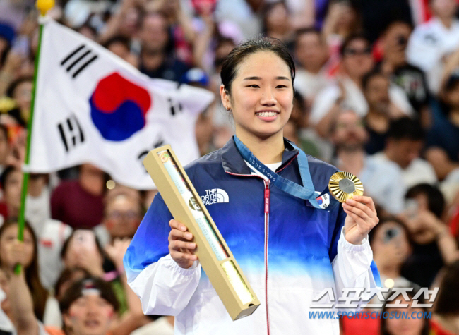 Ahn Se-young, who returned, hung up on Chinese Masters 'Good Start'World's 18th-ranked opponent won 2-1, advancing to the round of 16