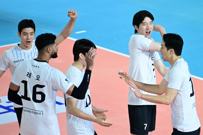 'Shinfeng's super-powerful serve engulfed Daejeon' Hyundai Capital wins its second consecutive shutdown victory over Samsung Fire & Marine Insurance...a solo lead run