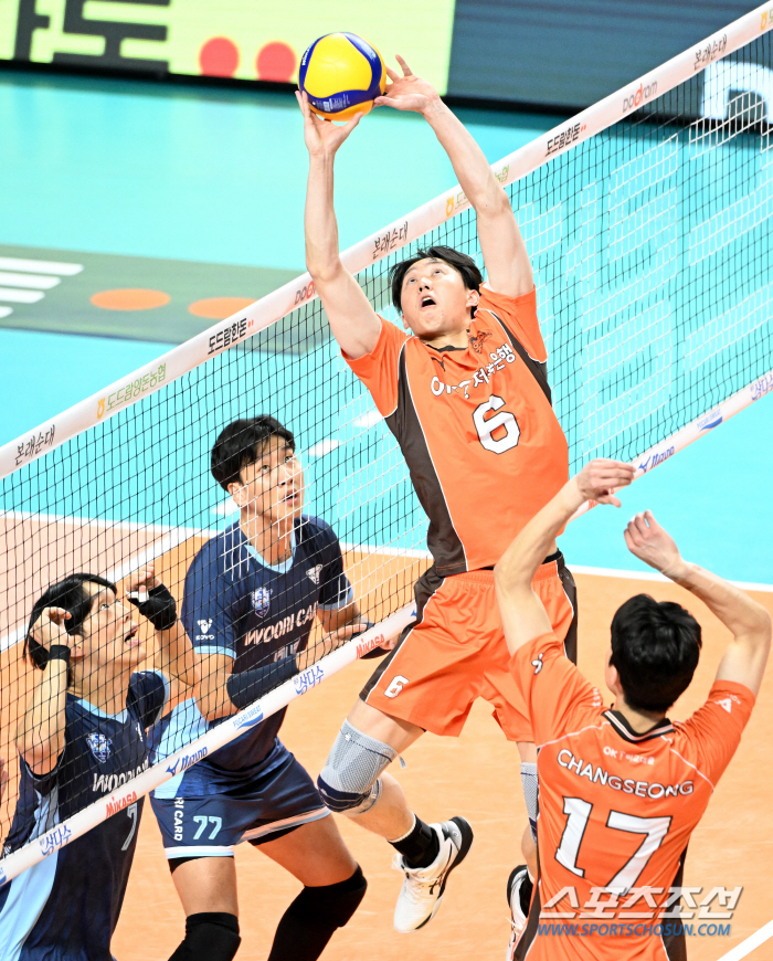 ''It's a setter, it's MB' Lee Min Kyu's six-blocking surprise show...OK Savings Bank beat Woori Card without Ahi and won for the second time 