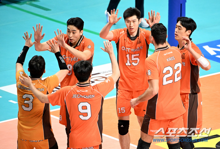 ''It's a setter, it's MB' Lee Min Kyu's six-blocking surprise show...OK Savings Bank beat Woori Card without Ahi and won for the second time 