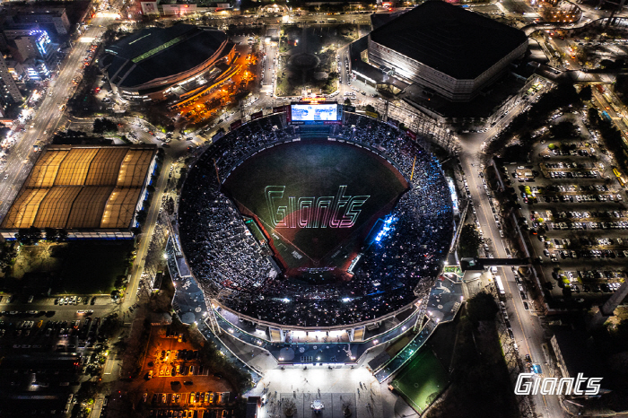 'It costs 1 trillion won to play domed stadium.' Is that true? Lotte's new stadium, which is three years late, hopes to keep its promise of opening in 2031. 