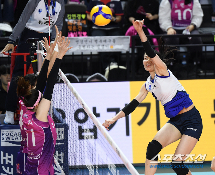 '36-year-old Kim Yeon-kyung 28 points - 21-year-old Jung Yoon-joo 21 points.' In its 15th year, both guns in Korea have exploded. Another 3-1 victory over the defending champion. Heungkuk Life Insurance has won nine consecutive games