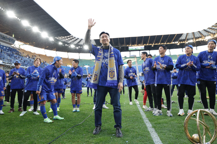 The Taste of Football HD Hyundai Executive Vice Chairman Chung Kisun Says “I Thought I Would Be Used To It After Three Consecutive Championships”… An Inspiring Future for Ulsan HD as it Builds a new Dynasty