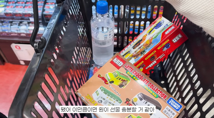 Yoon Seung-ah ♥ Kim Moo-yeol, a present from their daily trip 's sweep'flex...'A Day for Kim Won' ('Seung ARO WOON')