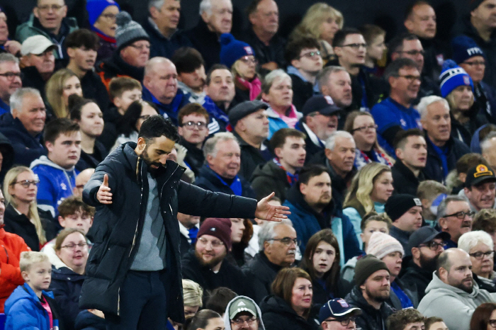 Anger explodes in the first game! 'I think I'm already tired of Manchester United.'→'It's already broken'...Amorim, fans are also making a shaky start 'Breathe'