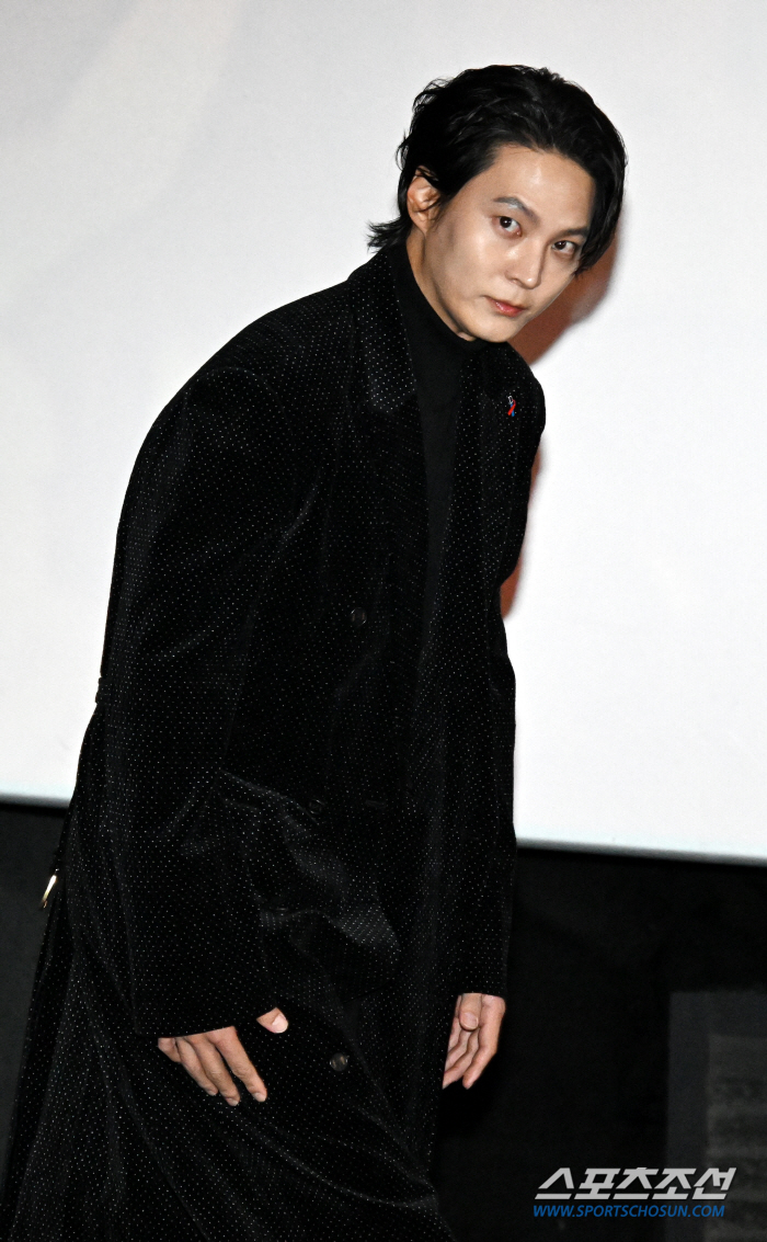  Juwon, charismatic eyes