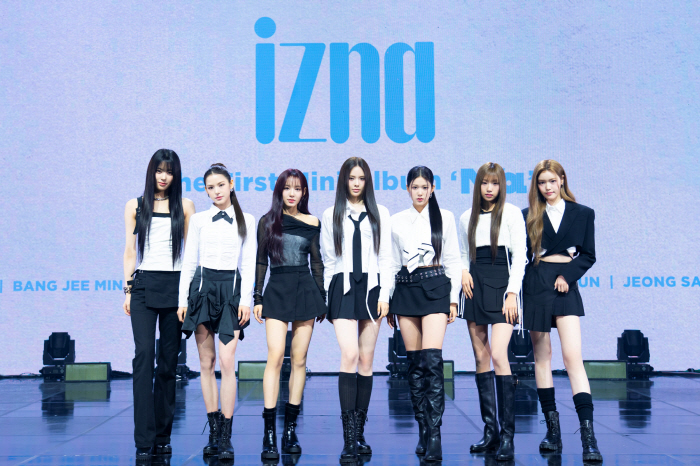 Izna Makes Bold Debut with Ambitious Performance