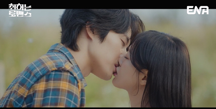  'I like it a lot'Lee Jong-won, ♥ Sweet kiss to Kim Se-jeong ('Drinking Romance')