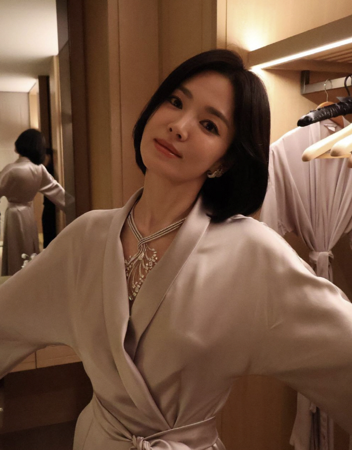 Song Hye-kyo wore a silk dress with dizzying sensuality..She's more gorgeous than a luxury jewelry