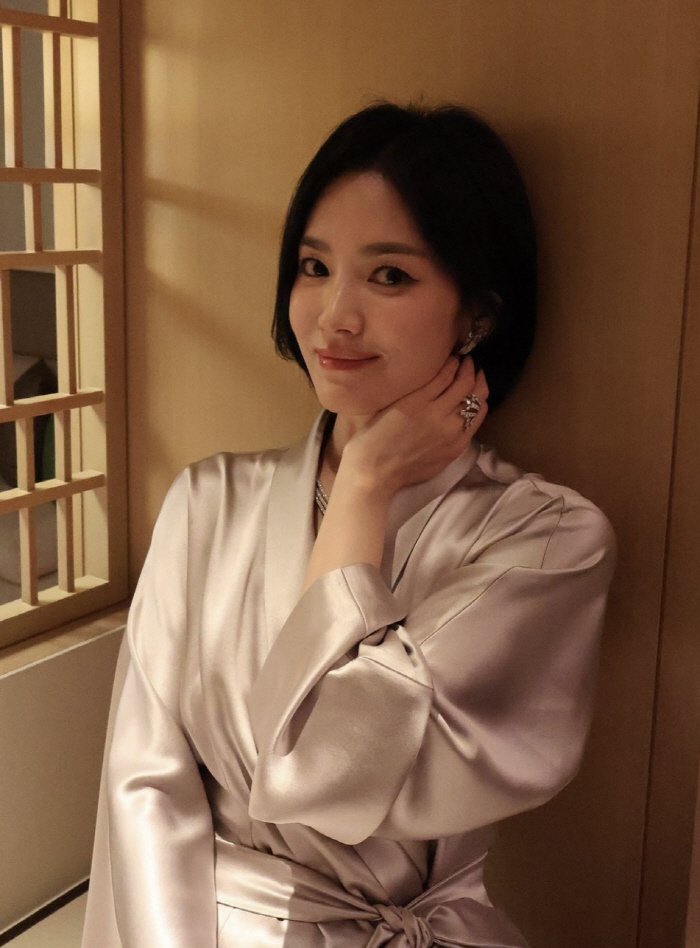 Song Hye-kyo wore a silk dress with dizzying sensuality..She's more gorgeous than a luxury jewelry