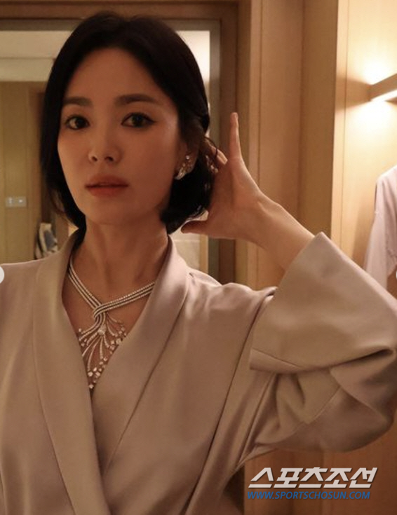 Song Hye-kyo wore a silk dress with dizzying sensuality..She's more gorgeous than a luxury jewelry