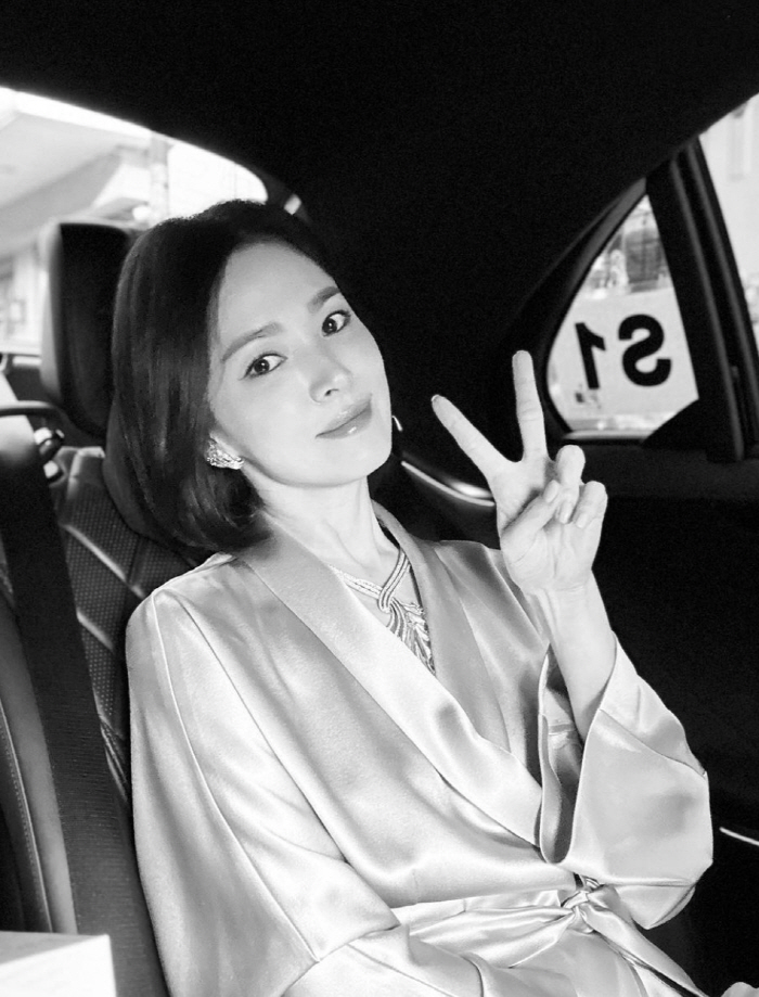 Song Hye-kyo wore a silk dress with dizzying sensuality..She's more gorgeous than a luxury jewelry
