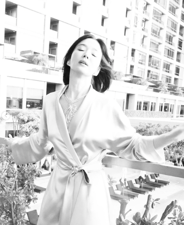 Song Hye-kyo wore a silk dress with dizzying sensuality..She's more gorgeous than a luxury jewelry