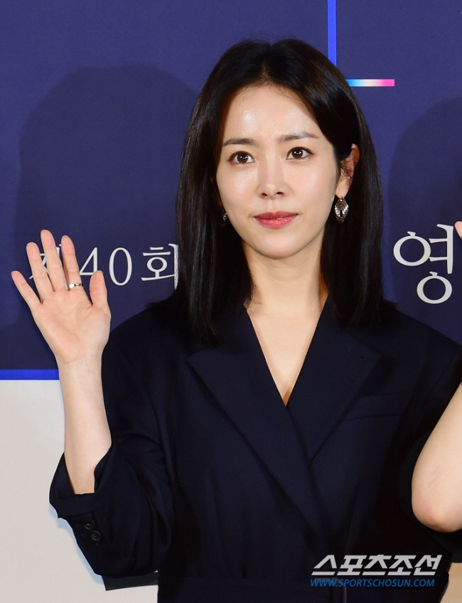  'NEW Blue Dragon Goddess' is Han Ji-min, who is studying hard, watching the nominated film → Perfectly prepared for the comment