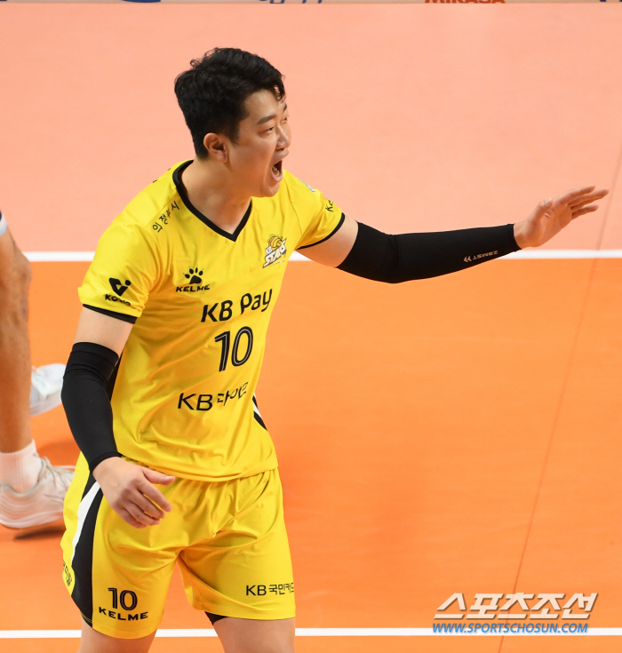 Kuk University OH's fatal mistake'Kim Ji-han Han Tae-joon's strong performance'Woori Card won 2 consecutive games, caught KB Insurance & came in 3rd place'Jump'